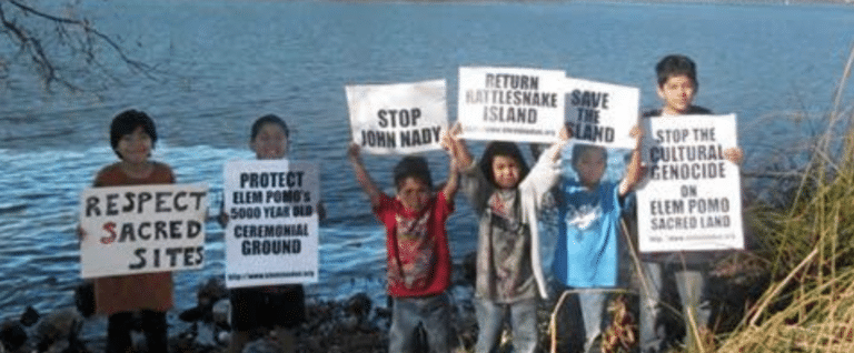Niños de la tribu Elem Pomo protestan por la contaminación de "Clear Lake" en California. Foro cortesía de Jim Brown.